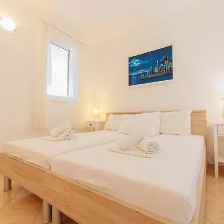 - Comfort One Bedroom E11 * Lumbarda